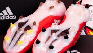 阿迪达斯足球鞋哪款有碳板