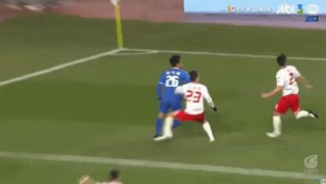 脚后跟碰到足球算犯规吗