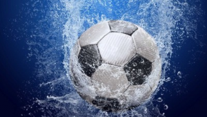 足球在水里会浮起来吗？探究足球沉浮背后的原理