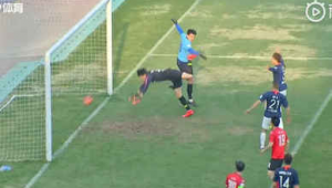 足球颠着球跑是否犯规？规则细节与判定标准解析