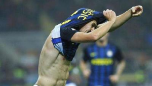 足球夹球空翻是否犯规？规则判定与争议探讨