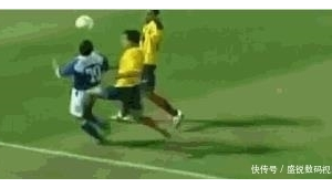 足球强行丢球是否犯规？规则判定与争议探讨