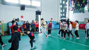 足球能否像篮球那样拍打？探究足球与篮球拍打方式的差异