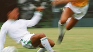 足球冲刺撞人算犯规吗