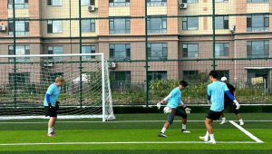 足球传接球练习时,呼喊对于提升配合效果究竟有无必要?