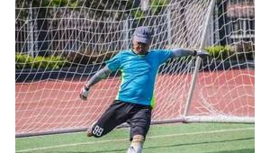 足球场上球员可带绷带上场吗？规则解读与实际情况揭秘