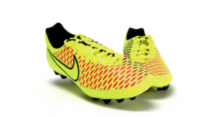 足球鞋钉踩人脸:究竟会不会造成受伤?