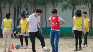 36 岁还能像小孩般踢球吗？答案在这里！