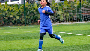 女孩踢足球脚会变长吗?探究足球运动对女孩脚部的影响