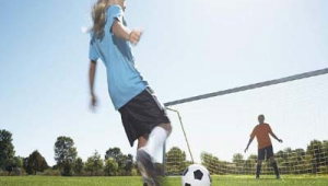 女生学足球腿会变粗吗？真相究竟如何