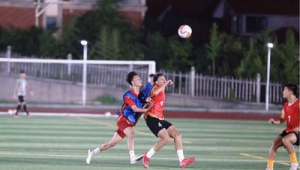 足球带球时弯腰与否的关键影响及相关要点解析