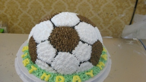 大学男生学足球蛋糕合适吗