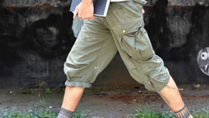 男生踢足球时穿短裤合适吗？全方位解析其利弊与穿着体验