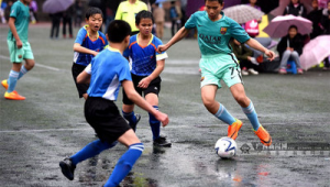 雨天也有足球比赛吗？赛场风云，雨幕下的热血角逐
