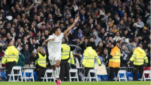 足球比赛争夺头球时这些情况算犯规吗