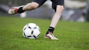 踢足球时碰到手是否罚球？规则解读与常见情况分析