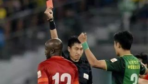 足球裁判能随意出示红牌吗？背后规则与影响引深思