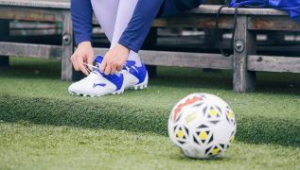 夹足球拿足球鞋拍照，这样做究竟可不可以？