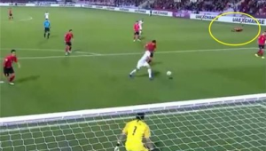 足球能否在门线内接球？规则解读与争议探讨