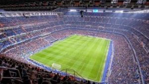 中国足球场比欧洲足球场小吗