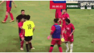 足球裁判能否上场踢球？背后规则与争议引发思考