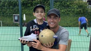 男生喜欢足球当礼物吗？这份心意能否击中他热爱足球的心