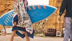 足球袜搭拖鞋好看吗?时尚碰撞引好奇,风格独特待探寻