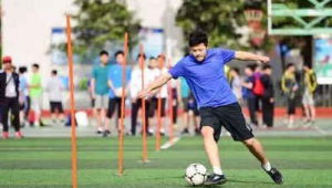 踢足球绕杆发球是否犯规?规则解读与争议探讨