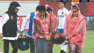 足球场到底能不能碰裁判？规则与后果深度剖析