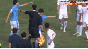 足球攻击球员行为是否犯规？规则界定与争议探讨