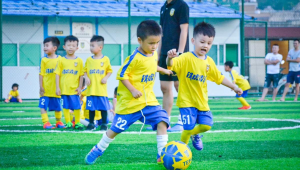 小孩穿足球鞋合适吗?这些要点家长不可不知