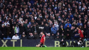 足球庆祝不能滑跪吗？背后规则争议与球员表达困境探讨