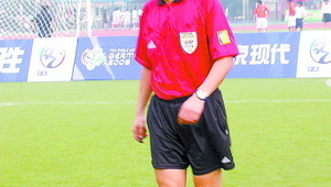 足球裁判都是黑鞋吗