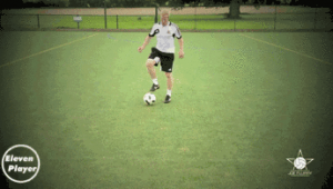 踢足球之前一定要单脚跪地吗？背后原因与规则全揭秘