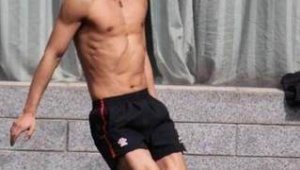 张继科踢足球水平高吗？从跨界表现探寻其绿茵实力真相