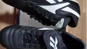 锐步碎钉足球鞋哪款好看，满足你对足球场上时尚与性能的双重追求