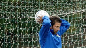 足球手抛球是否需双手过头,这一问题你了解吗