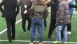 拿足球打父母是否犯法，此类行为后果及相关法律解读