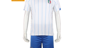 意大利足球队服哪款好看：探寻魅力与风格兼具的绿茵战衣