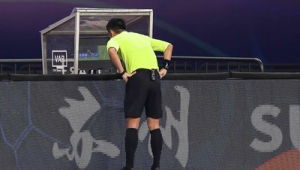 足球规则中教练捡球是否犯规，你知道答案吗？