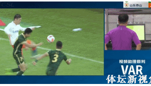 足球出底线裁判是否吹哨？规则解读与争议探讨