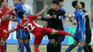 踢足球被绊倒是否算犯规？探究足球场上这一争议判罚