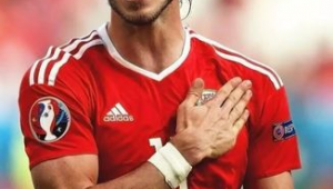 打足球的男生一定要不留长发吗?
解析:此标题直接围绕主题“打足球不留长发吗男生”进行了提问式表达,简洁清晰,能引发读者对于该问题的思考。