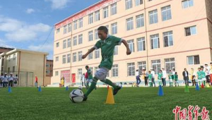 学校足球场晚上能否踢球？这里有你想要的答案