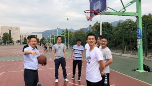 打篮球比踢足球轻松吗?全方位对比,答案究竟在哪?