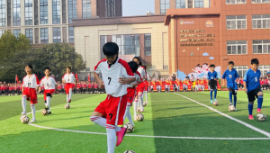 足球队进场是否要带旗？规则解读与实际情况分析