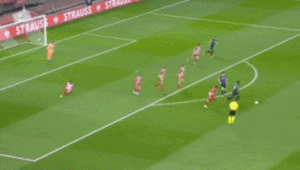 踢足球扔钱过人是否犯规引争议