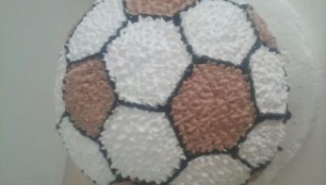 10寸足球蛋糕男生能吃吗？满足味蕾与视觉双重享受！