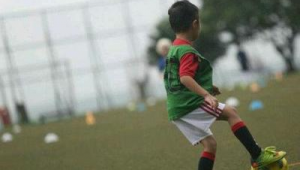 长得矮踢足球适合吗？身高不是阻碍，热爱可抵万难