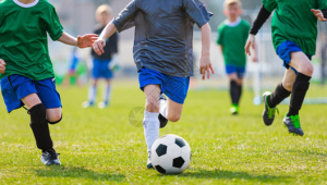 踢足球时穿宽松裤子好看吗？风格适配度与视觉效果全解析